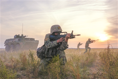 “劉老莊連”組織進攻戰斗演練。本報記者 欒 鋮攝