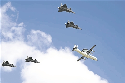 在第十一屆空軍航空開放活動和長春航空展上，空警-500與殲-20四機編隊通場。余紅春攝