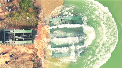 第73集團軍某旅舟橋分隊正在進行舟橋泛水。袁德坤攝