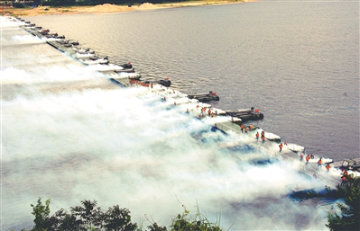 第73集團軍某旅舟橋分隊開展渡河保障訓練。袁德坤攝