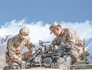 陸軍某團軍士骨干開展裝備維護保養工作（資料照片）。段 潔攝