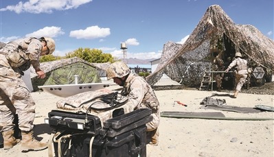 信息支援部隊某部組織通信專業技術比武，業務骨干爭分奪秒進行課目作業。陳效通攝