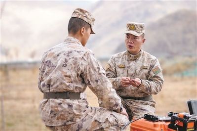 董振江（右一）對年輕骨干進行傳幫帶。陳效通攝