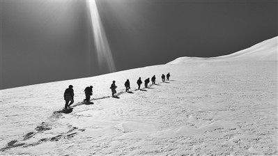 巡邏中的新疆軍區克克吐魯克邊防連官兵。張  洋攝