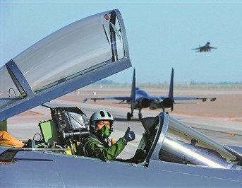 空軍西安飛行學院飛行學員準備駕機起飛（資料照片）。本報特約記者 崔保亮攝