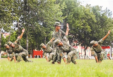 通用400米障礙訓練前，該旅官兵正在進行熱身訓練。張仲彪攝