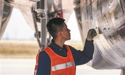 機務人員檢查戰機。
