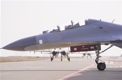 戰機滑向起飛線。