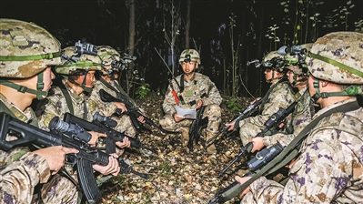 該旅任務分隊官兵訓練間隙開展戰術研討。劉成祥攝