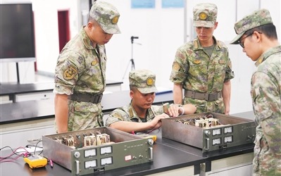 陸軍工程大學軍械士官學校組織學員進行裝備供電設備檢測。李  浩攝