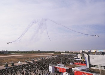 陸軍“風雷”飛行表演隊表演“四機開花”特技飛行動作。