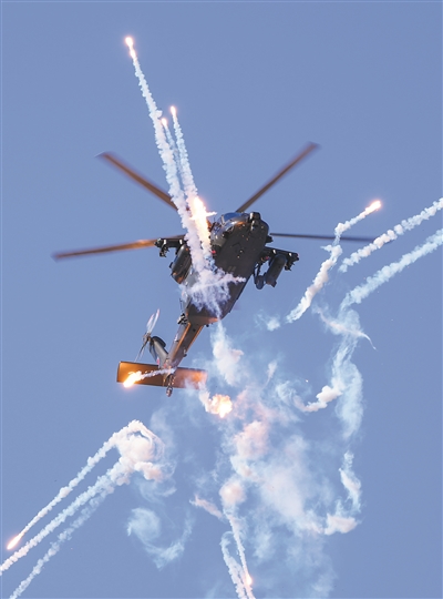 陸軍“風雷”飛行表演隊表演“四機開花”特技飛行動作。