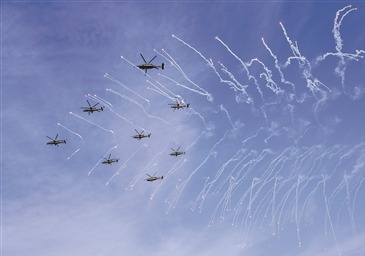 陸軍“風雷”飛行表演隊以“鉆石”圖案通場。