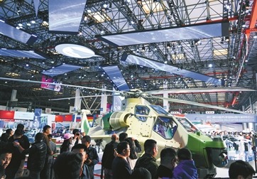 觀眾駐足室內展館參觀。