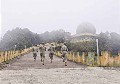 南部戰區空軍某雷達站官兵奔赴戰位。