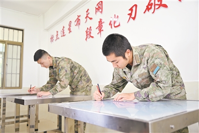 南部戰區空軍某雷達站官兵正在進行標圖訓練。