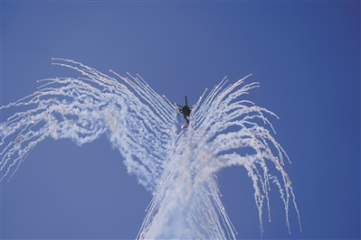 陸軍“風雷”飛行表演隊進行飛行表演。