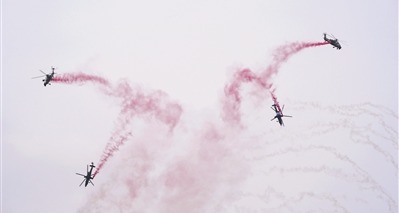 陸軍“風雷”飛行表演隊進行飛行表演。