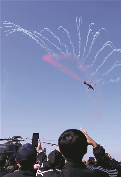 觀眾觀看飛行表演。