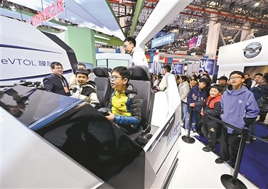 孩子們體驗直升機模擬飛行。