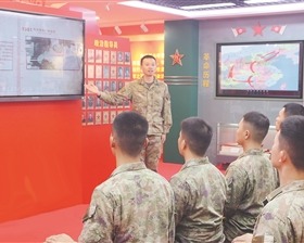 該連官兵在連隊榮譽室開展教育。彭瀚賢攝