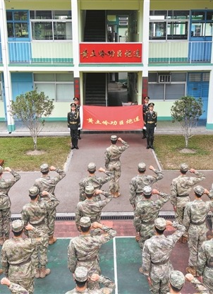 官兵在“黃土嶺功臣炮連”戰旗前宣誓。賀紫星攝