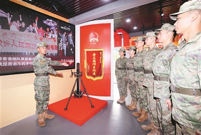 官兵在榮譽室學習連史。易  定攝