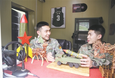 休息時間，戰士們交流心得體會。向修紅攝