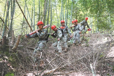 火箭軍某部電力巡線分隊官兵穿越深山密林檢修線路。吳佳穎攝