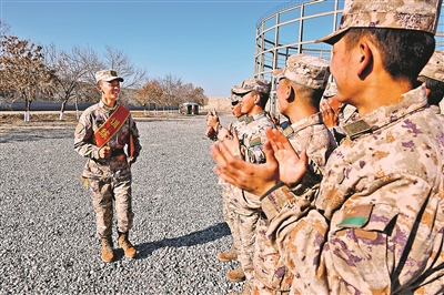 第76集團軍某旅班長唐源聰（左一）領獎歸來。張  杰攝