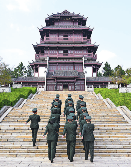 湖南省軍區組織官兵到紅色場館參觀見學。陳安國攝