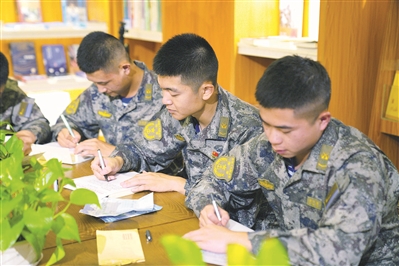 該部戰士給學生們寫回信。劉佳蔚攝