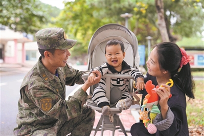 近日，該部一級上士王碩家屬來隊探親。圖為王碩一家人享受親子時光。劉再耀攝