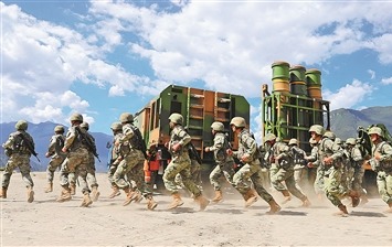    陸軍某旅組織對抗訓練，官兵聞令而動，奔赴戰位。蔣振梁攝