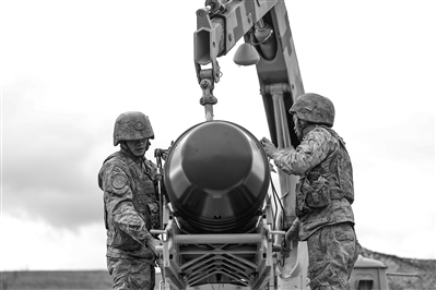 該旅兩名戰士正在吊裝導彈。蔣振梁攝
