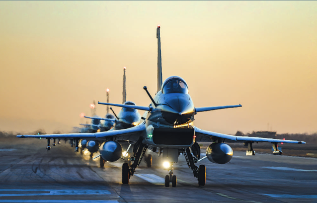 該旅開展飛行訓練。譚巳成攝