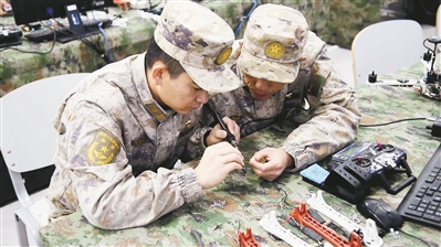 陸軍某旅戰士正在改裝無人裝備。周配帆攝