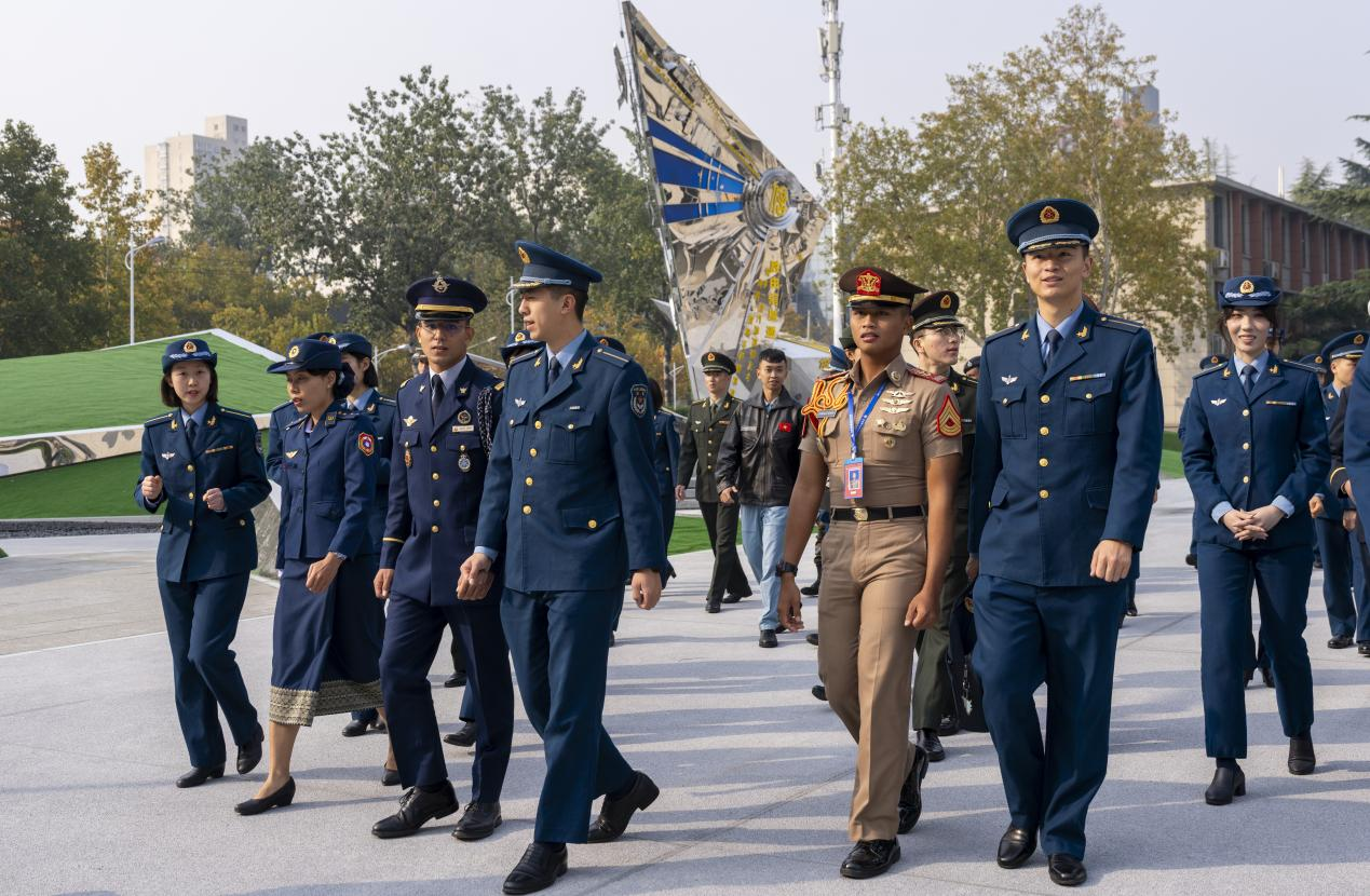 11月3日，學員們一起參觀校園。人民網記者 唐宋攝