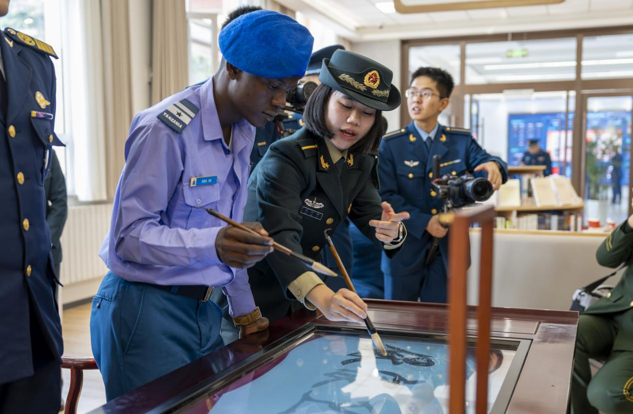 11月3日，中外學員一起體驗書法文化。人民網記者 唐宋攝