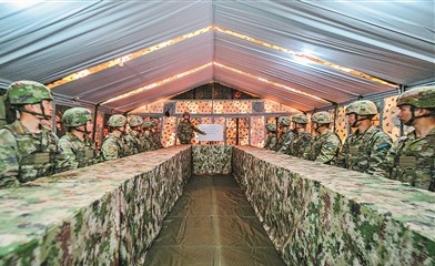 訓練結束后，空軍工程大學教員帶領學員進行復盤總結。（資料照片）陳新陽攝