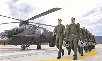 陸軍某旅飛行員列隊進場，展開飛行訓練（資料圖片）。 本報記者 張 雷攝