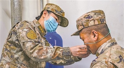 軍醫為休假歸隊官兵調整鼻氧管。何 廷攝
