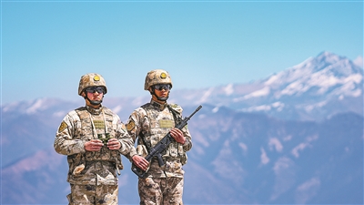 官兵正在站崗執勤。方 潤攝