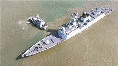 圖④：1月2日，海軍某護衛艦支隊組織新年度軍事訓練。圖為艦艇駛離碼頭。吳帥廣攝