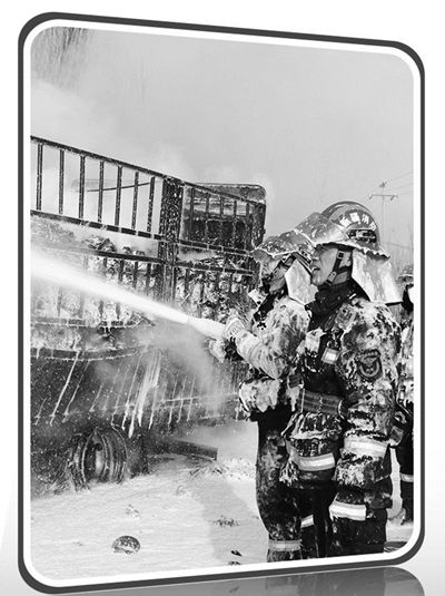 圖①：李運飛（右一）與戰友執行滅火任務。受訪者供圖