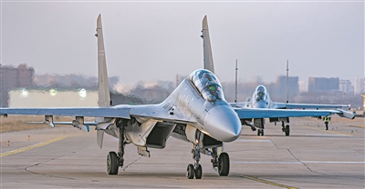 圖①：1月2日，空軍某部組織新年度首次飛行訓練。圖為戰機滑行。王  哲攝