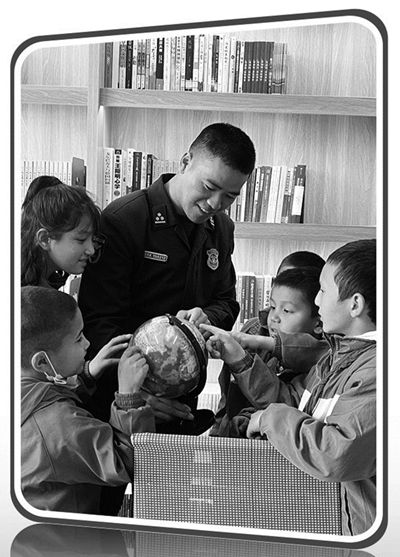 圖②：李運飛（中）到學校開展公益活動。受訪者供圖