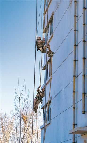 圖②：1月2日，武警天津總隊組織新年度軍事訓練。圖為攀登訓練。宮  旭攝
