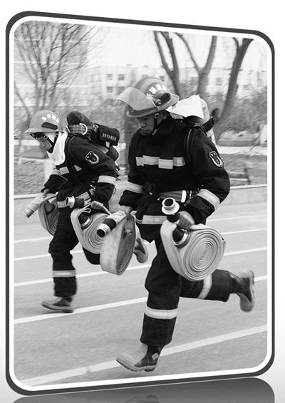 圖③：李運飛（右）參加消防演練。受訪者供圖