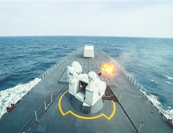 近日，海軍某支隊組織海上訓練。圖為戰艦副炮射擊瞬間。楊云翔攝